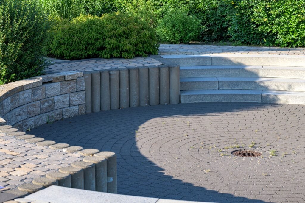 Terras van tegels in een tuin