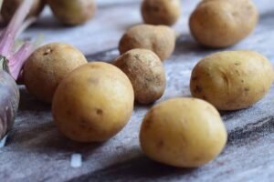 Kleine verse aardappels in een schaal op een tafel