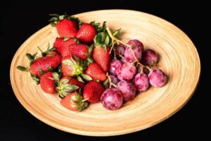 Verse aardbeien van verschillende maten in een schaal