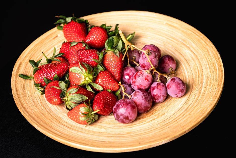 Verse aardbeien van verschillende maten in een schaal