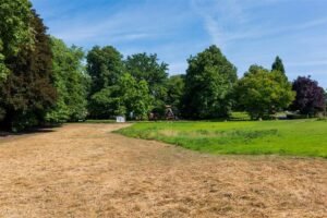 Graszoden die worden uitgerold voor een nieuw gazon