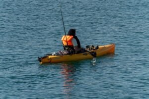 Sproeier die water geeft op een gazon