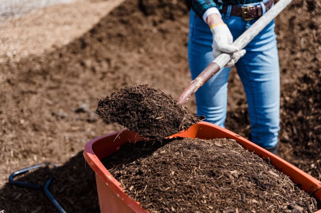 Tuingrond die met compost wordt verbeterd