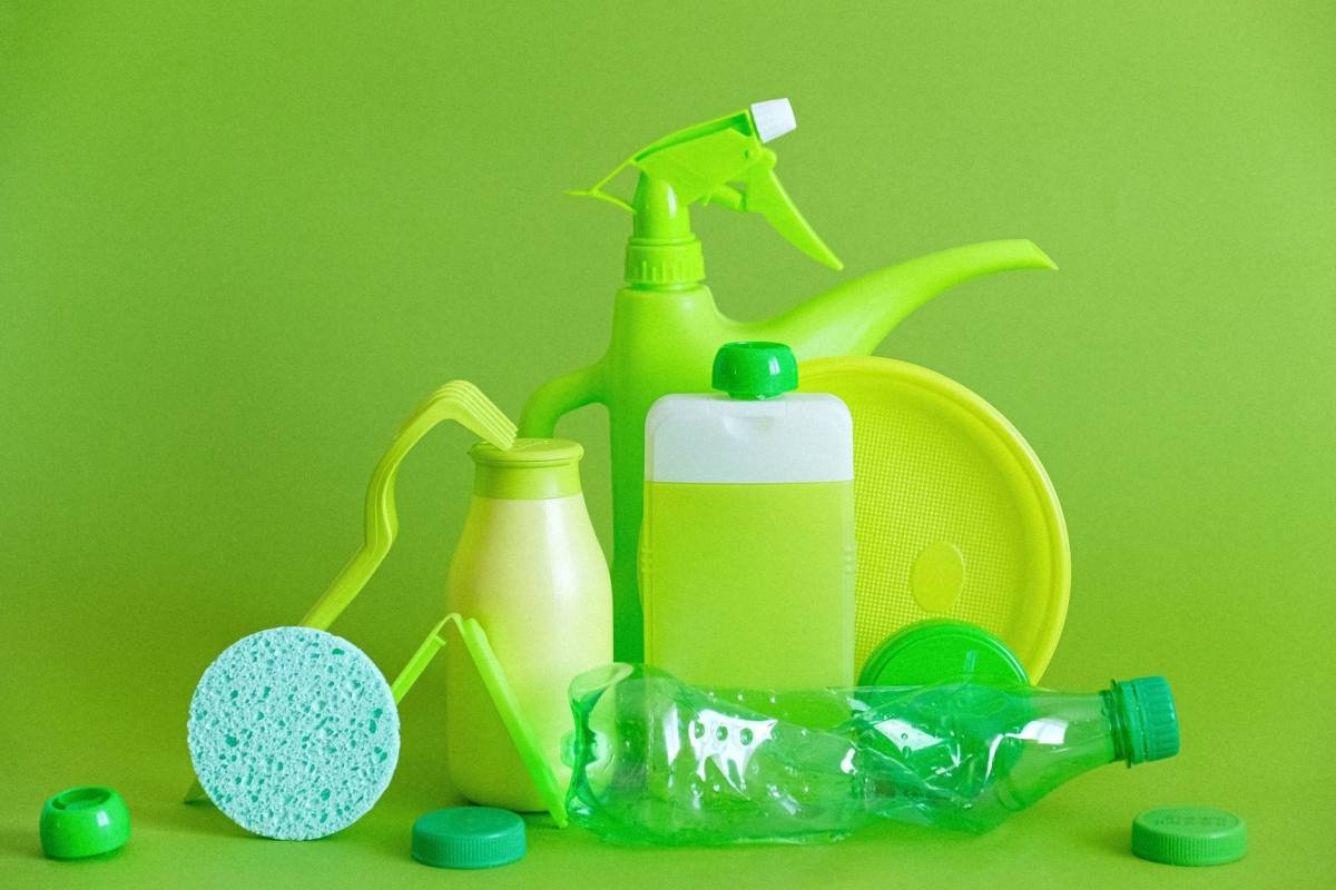 Plantenspuit en een pot groene zeep, klaar om een oplossing aan te maken
