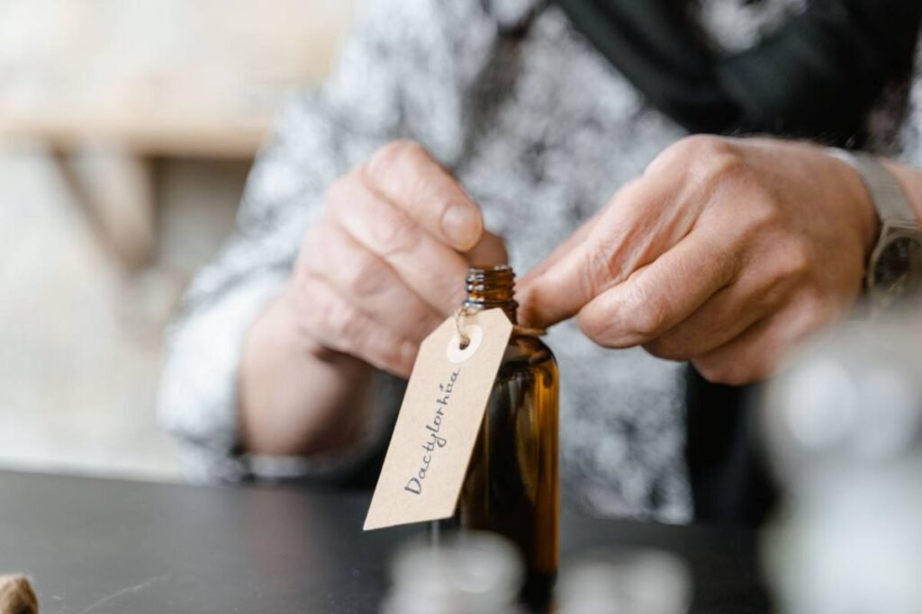 Handen die de achterkant van een productetiket lezen