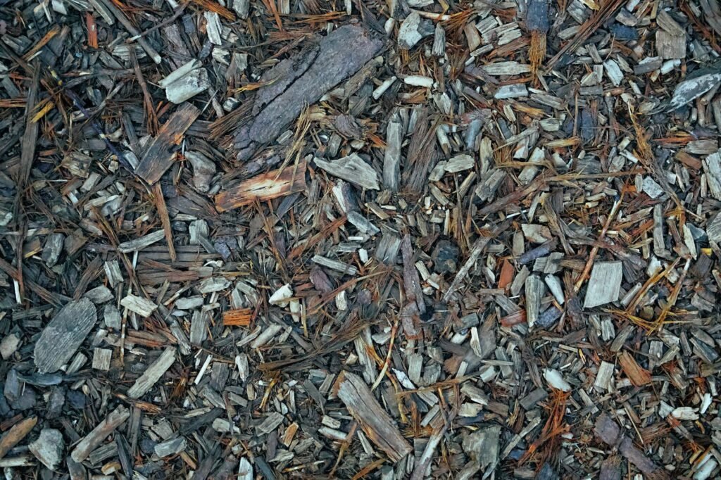 Een laag mulch op de grond