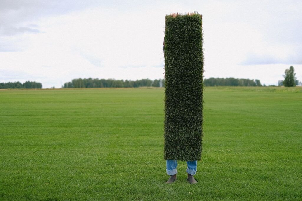 Graszode die met een spade van de grond wordt gestoken