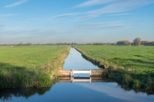 Nederlandse polder met een watergang langs een weiland