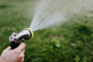 Drukspuit voor de tuin, klaar om een oplossing mee te verspuiten