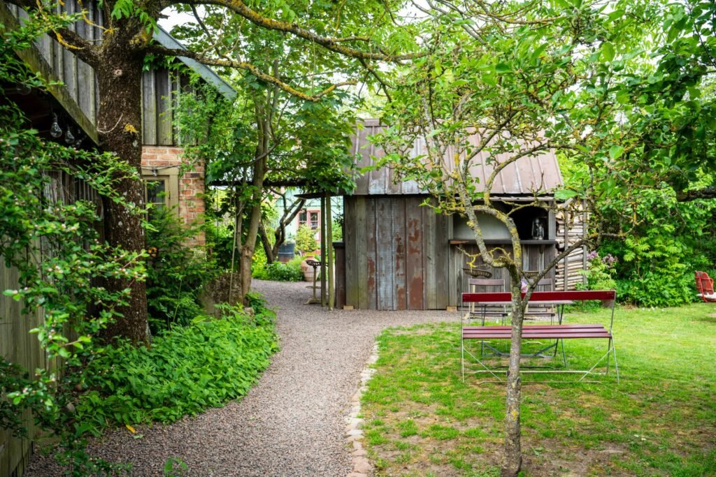 Houten tuinhuis in een tuin