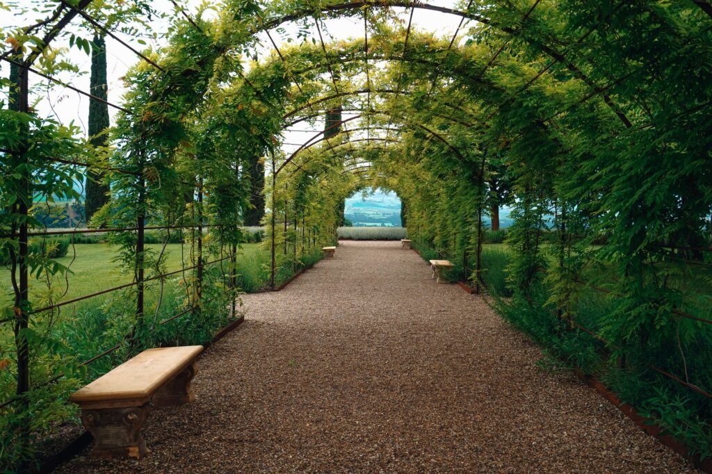 Grindpad door een tuin