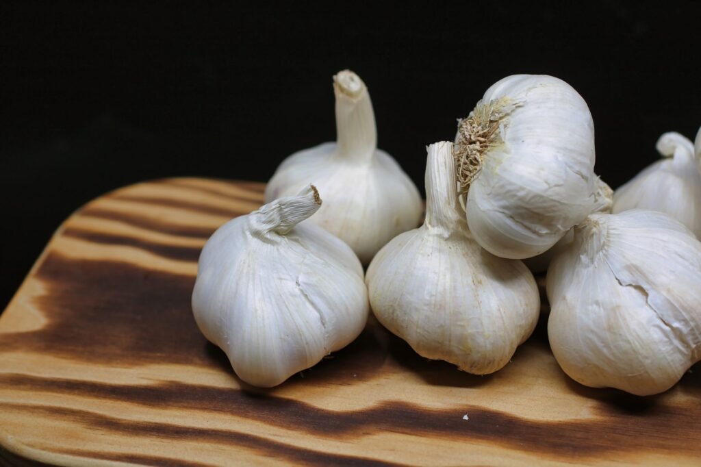 Knoflookbollen en losse tenen