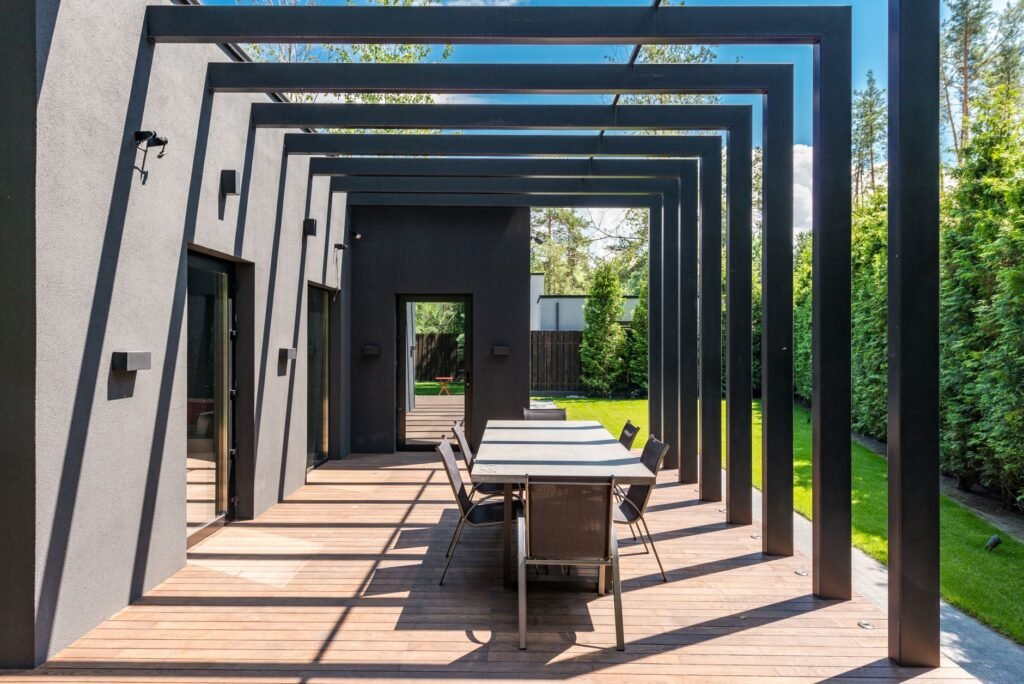 Houten pergola in een tuin