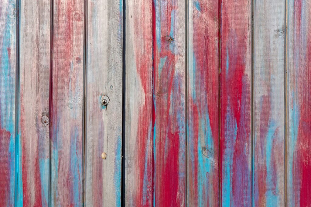 Houten schutting die wordt behandeld